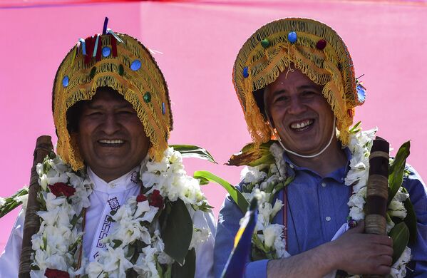 Cựu Tổng thống Bolivia Evo Morales (trái) và Phó Tổng thống lvaro García Linera đội mũ truyền thống - Sputnik Việt Nam