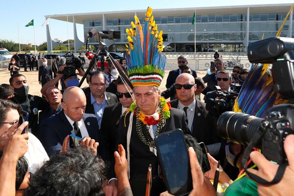 Tổng thống Brazil Jair Bolsonaro đội mũ dân tộc bản địa ở Brasilia - Sputnik Việt Nam