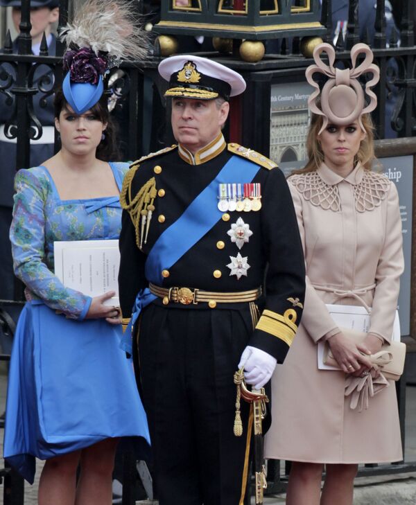 Hoàng tử Anh Andrew và các con gái, Công chúa Eugenie (trái) và Beatrice ở London - Sputnik Việt Nam