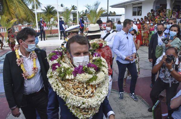 Tổng thống Pháp Emmanuel Macron đeo vòng vỏ ốc tại Polynesia thuộc Pháp - Sputnik Việt Nam