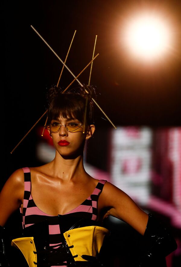 Người mẫu trình diễn trang phục từ bộ sưu tập của nhà thiết kế Andres Sarda tại Tuần lễ thời trang Mercedes Benz ở Madrid, Tây Ban Nha - Sputnik Việt Nam