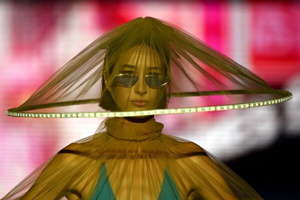 Người mẫu trình diễn trang phục từ bộ sưu tập của nhà thiết kế Andres Sarda tại Tuần lễ thời trang Mercedes Benz ở Madrid, Tây Ban Nha - Sputnik Việt Nam