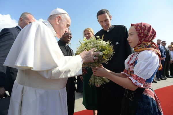 Giáo hoàng Francis nhận bó hoa từ cô gái trong trang phục truyền thống tại sân bay quốc tế Bratislava, Slovakia - Sputnik Việt Nam