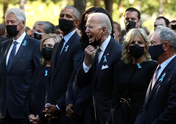 Tổng thống Mỹ Joe Biden với cựu lãnh đạo Mỹ tại lễ tưởng niệm nạn nhân của vụ khủng bố ngày 11 tháng 9 năm 2001 ở New York  - Sputnik Việt Nam