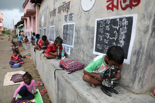 Trẻ em trong một buổi học ngoài trời sau khi trường học đóng cửa do COVID-19, Ấn Độ  - Sputnik Việt Nam