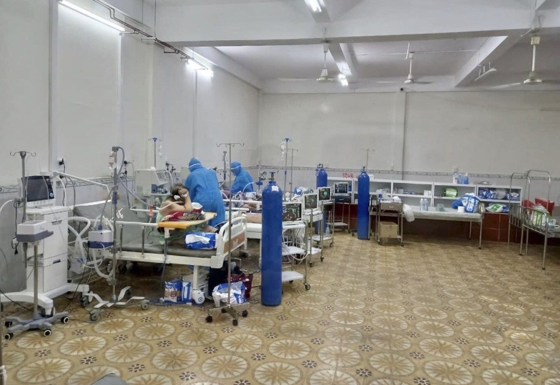 Tại bệnh viện Tân Phú, số lượng bệnh nhân đang điều trị là 220 người. Trong số đó có 151 bệnh nhân nặng cần thở oxy, số còn lại là người có triệu chứng, nhiều bệnh nền cần phải điều trị - Sputnik Việt Nam, 1920, 05.10.2021