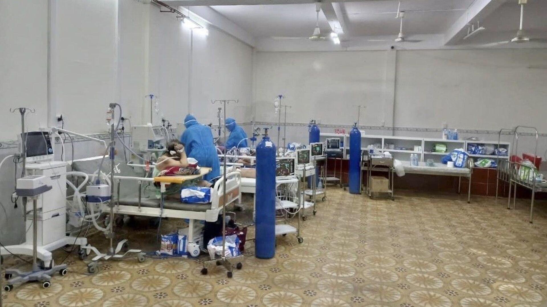 Tại bệnh viện Tân Phú, số lượng bệnh nhân đang điều trị là 220 người. Trong số đó có 151 bệnh nhân nặng cần thở oxy, số còn lại là người có triệu chứng, nhiều bệnh nền cần phải điều trị - Sputnik Việt Nam, 1920, 16.11.2021