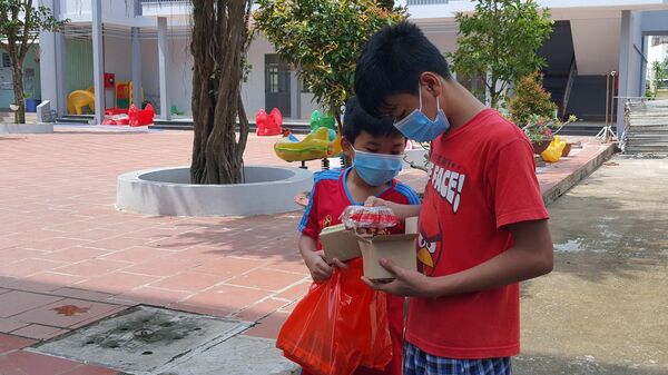 Các em nhỏ tại Trung tâm Bảo trợ xã hội thành phố Cần Thơ mở phần quà trung thu - Sputnik Việt Nam