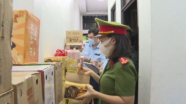 Thanh Hóa: Phát hiện gần 5 tấn bánh kẹo, thực phẩm và gần 1.000 chai đồ uống không nguồn gốc, xuất xứ - Sputnik Việt Nam