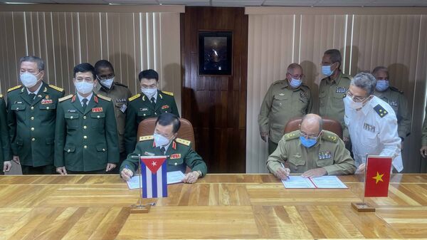 Thượng tướng Hoàng Xuân Chiến và Bộ trưởng Bộ các Lực lượng vũ trang cách mạng nước Cộng hòa Cuba ký kết hợp tác - Sputnik Việt Nam