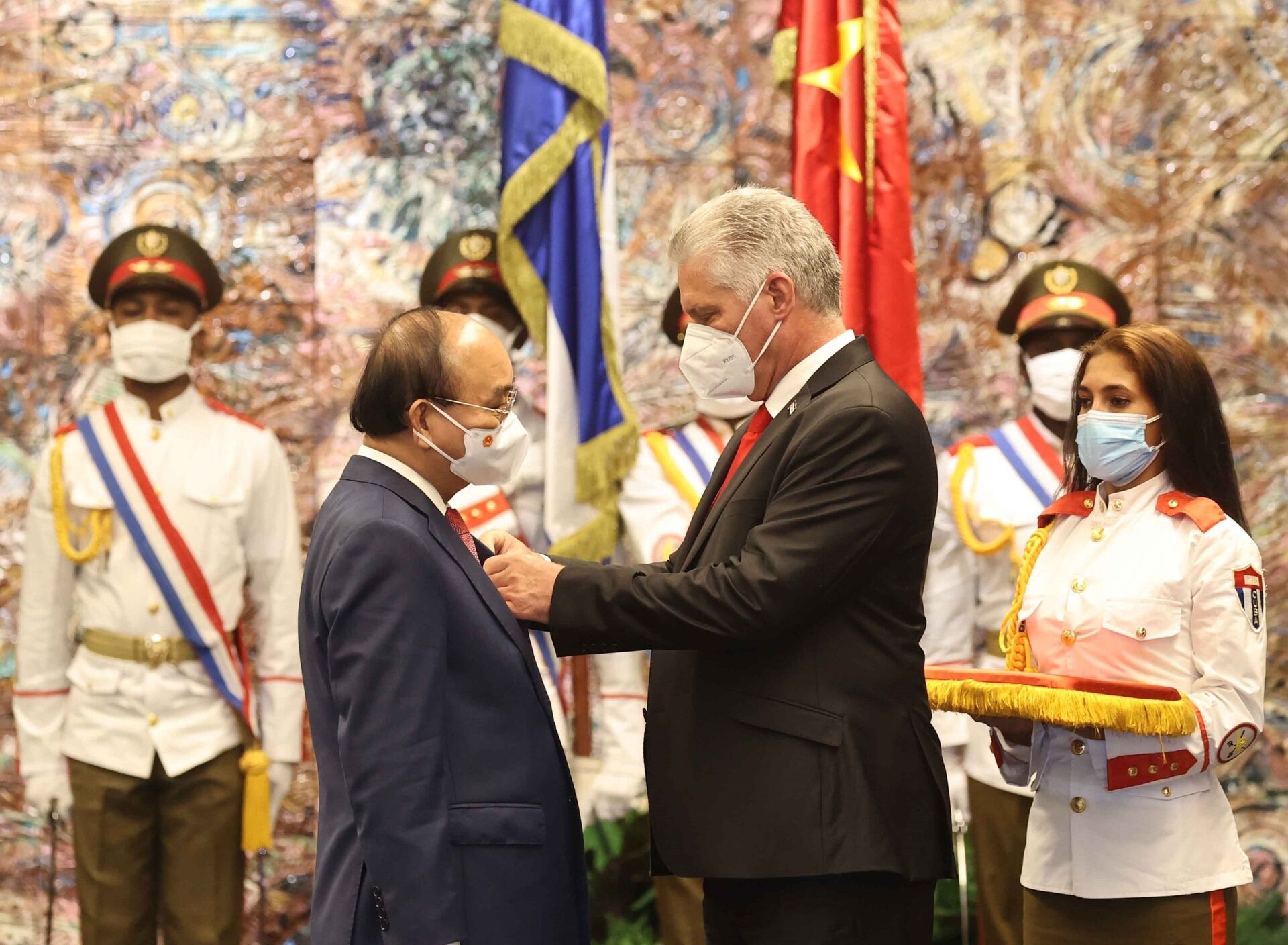 Chủ tịch nước Miguel Diaz Canel Bermudez gắn Huân chương Jose Marti cho Chủ tịch nước Nguyễn Xuân Phúc - Sputnik Việt Nam, 1920, 05.10.2021