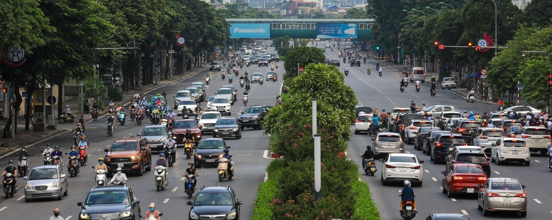 Tại đường Nguyễn Chí Thanh, lực lượng chức năng cũng đã bỏ chốt kiểm tra giấy đi đường, người dân có thể tham gia giao thông thoải mái hơn. - Sputnik Việt Nam, 1920, 13.12.2021