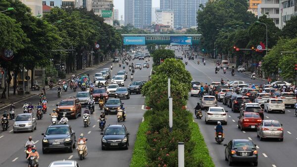Tại đường Nguyễn Chí Thanh, lực lượng chức năng cũng đã bỏ chốt kiểm tra giấy đi đường, người dân có thể tham gia giao thông thoải mái hơn. - Sputnik Việt Nam