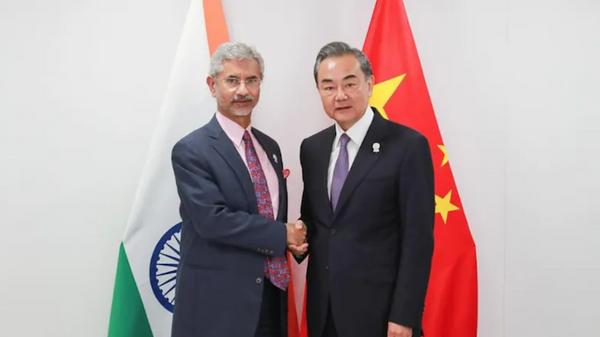Ngoại trưởng Ấn Độ Subramaniyam Jaishankar và Ngoại trưởng Trung Quốc Vương Nghị tại Bangkok, Thái Lan. - Sputnik Việt Nam