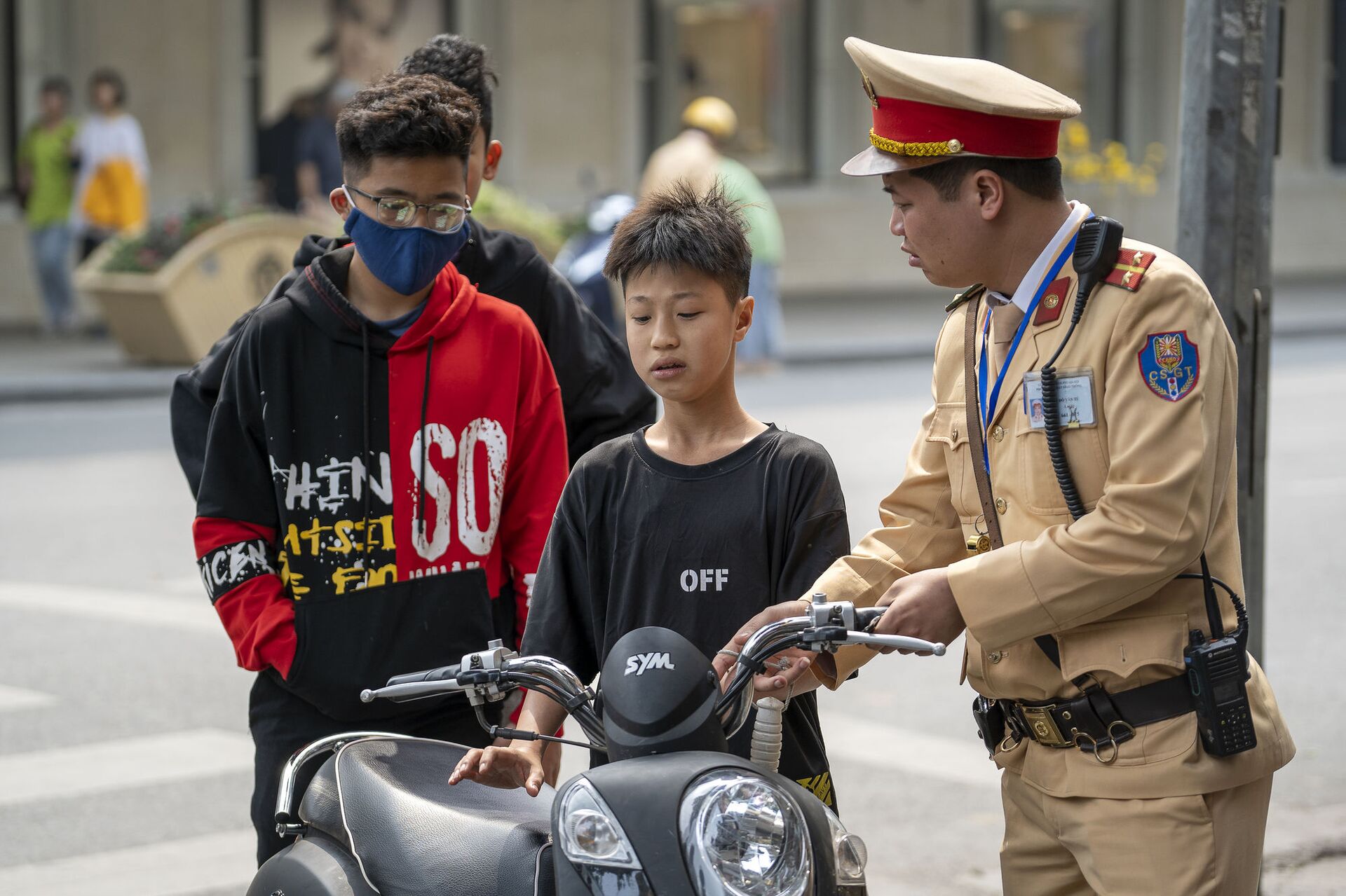 Cảnh sát Việt Nam chặn một cậu bé điều khiển xe máy vì vi phạm luật lệ giao thông trên phố cổ Hà Nội, Việt Nam. - Sputnik Việt Nam, 1920, 05.10.2021