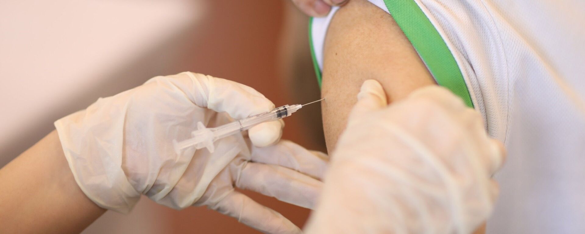 Nhân viên y tế tiêm vaccine phòng COVID-19 cho người dân quận Hoàn Kiếm, chiều 15/9/2021. - Sputnik Việt Nam, 1920, 25.10.2021