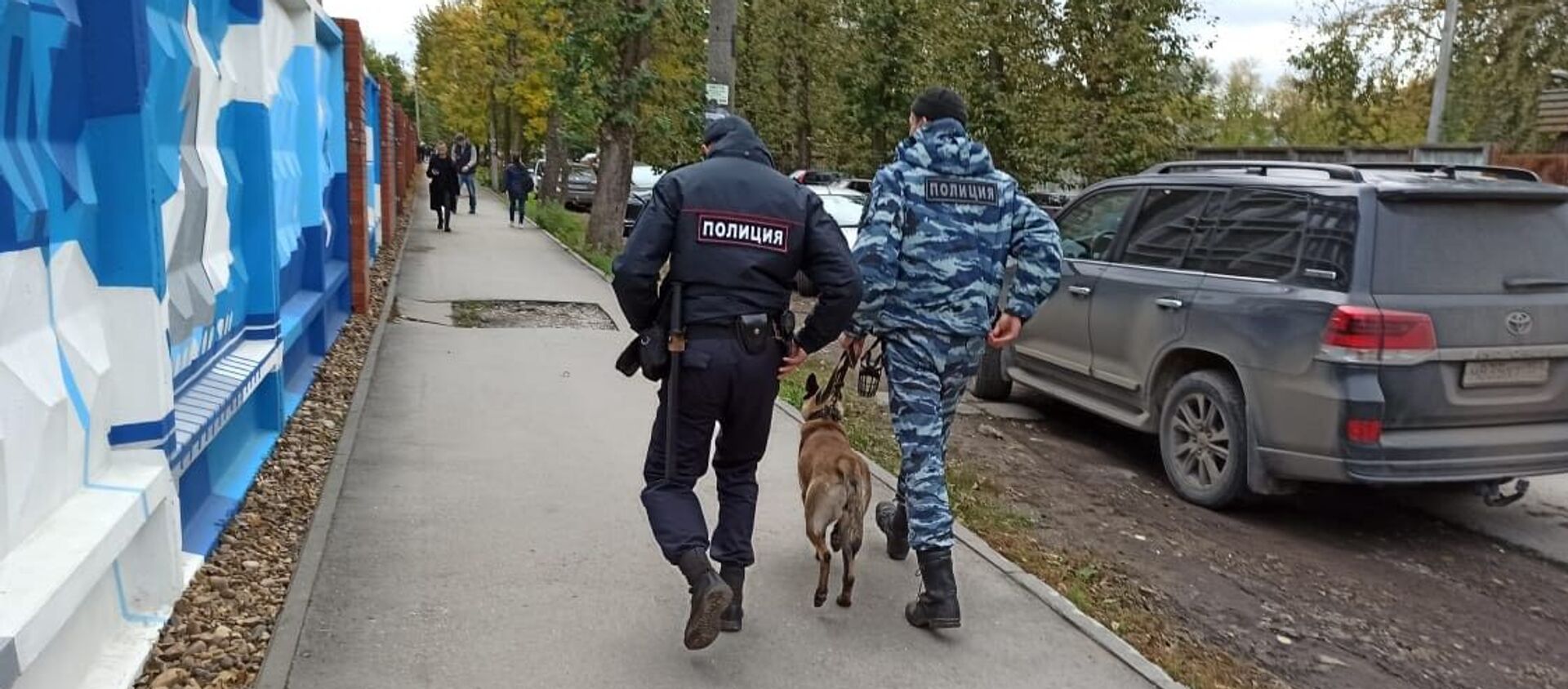 Cảnh sát với chó nghiệp vụ trên đường phố Perm, nơi một người không rõ danh tính nổ súng tại Đại học quốc gia Perm - Sputnik Việt Nam, 1920, 21.09.2021