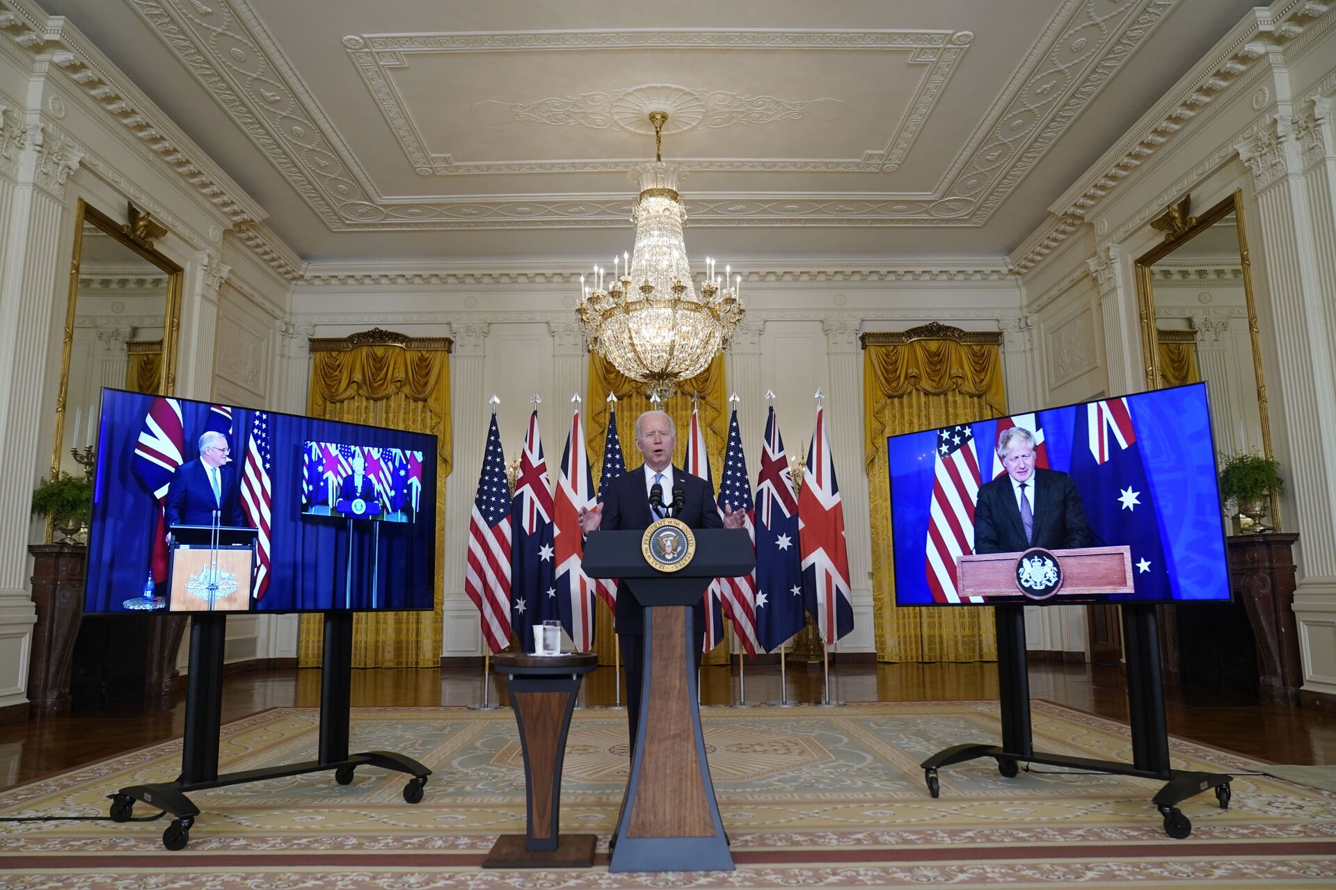 Tổng thống Joe Biden, Thủ tướng Úc Scott Morrison và Thủ tướng Anh Boris Johnson tại cuộc họp trực tuyến về sáng kiến ​​an ninh quốc gia mới của Hoa Kỳ hợp tác với Úc và Vương quốc Anh - Sputnik Việt Nam, 1920, 21.01.2022