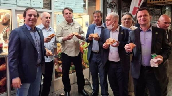 Tổng thống Brazil Jair Bolsonaro ăn pizza với các quan chức chính phủ trên một con phố trước Đại hội đồng LHQ  ở New York, Hoa Kỳ, ngày 19/9/2021 - Sputnik Việt Nam