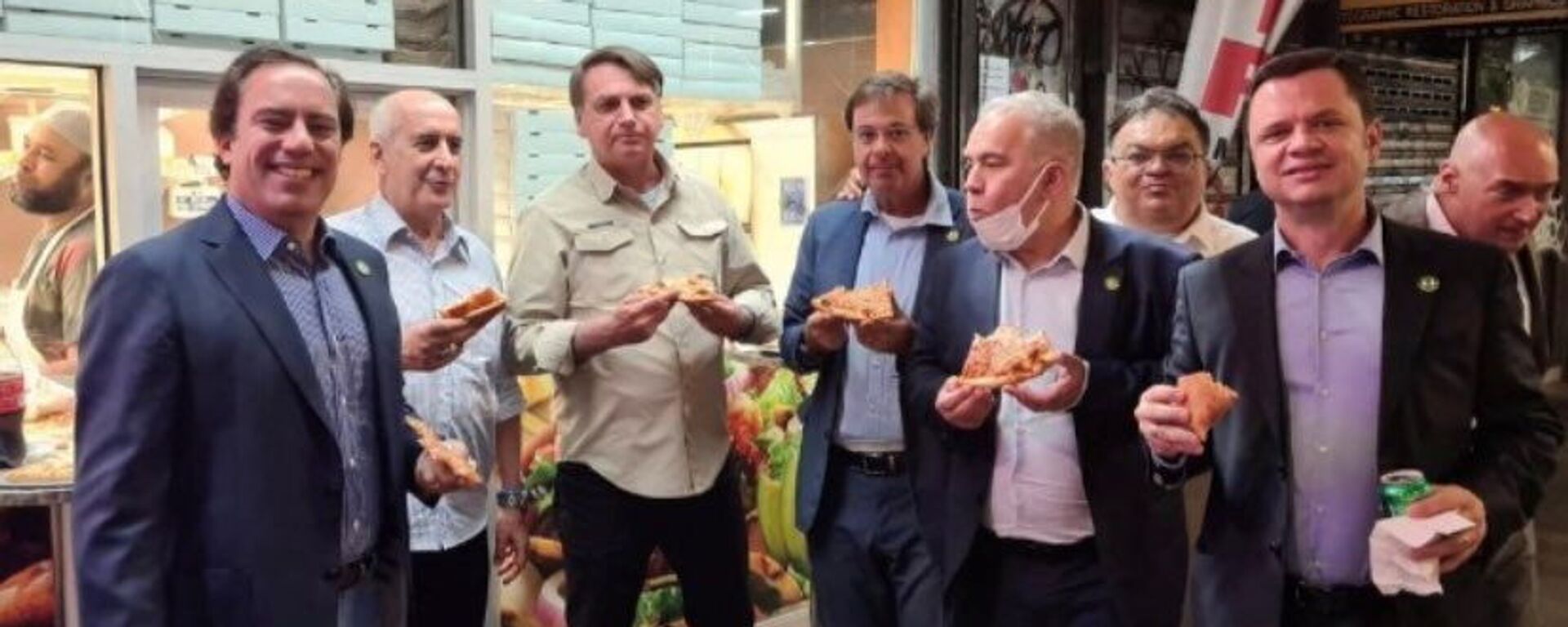 Tổng thống Brazil Jair Bolsonaro ăn pizza với các quan chức chính phủ trên một con phố trước Đại hội đồng LHQ  ở New York, Hoa Kỳ, ngày 19/9/2021 - Sputnik Việt Nam, 1920, 21.09.2021