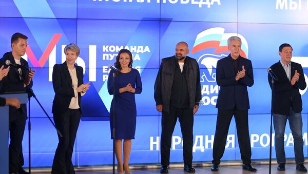 Các thành viên đảng Nước Nga thống nhất vào cuối ngày bỏ phiếu duy nhất tại cuộc bầu cử Duma Quốc gia LB Nga ở Moskva. - Sputnik Việt Nam