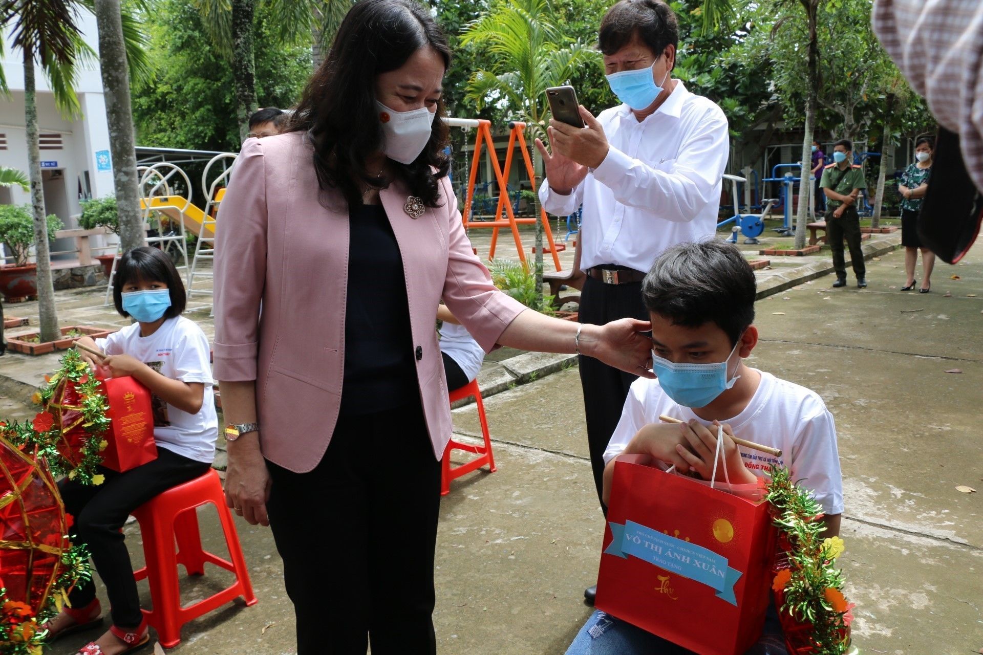 Phó Chủ tịch nước Võ Thị Ánh Xuân thăm hỏi, tặng quà cho các trẻ em tại Trung tâm Bảo trợ Xã hội tổng hợp tỉnh Đồng Tháp - Sputnik Việt Nam, 1920, 05.10.2021