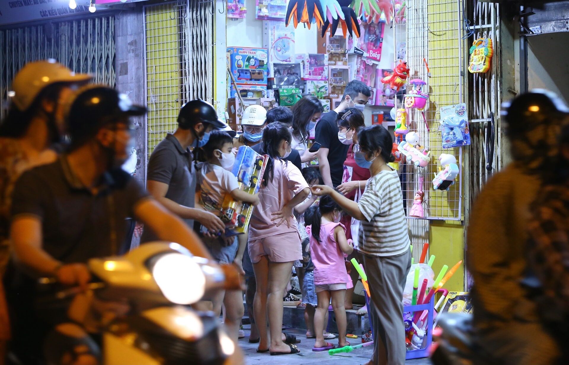 Lúc 22h35, người dân tập trung đông, không giữ khoảng cách an toàn phòng dịch tại một cửa hàng bán đồ Trung thu trên phố Lương Văn Can. - Sputnik Việt Nam, 1920, 05.10.2021