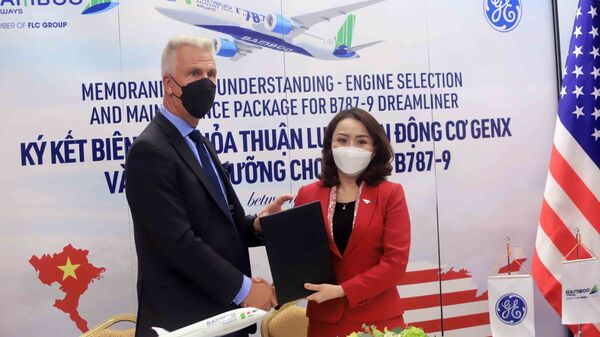 Chủ tịch nước Nguyễn Xuân Phúc chứng kiến Lễ ký văn kiện hợp tác giữa Bamboo Airways và các đối tác GE, CFM International, AviaWorld LCC. - Sputnik Việt Nam