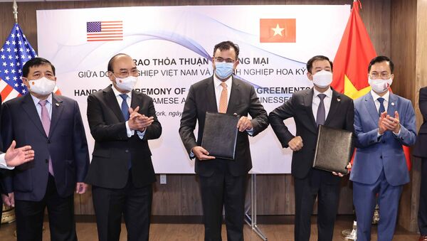 Chủ tịch nước Nguyễn Xuân Phúc chứng kiến Lễ trao Thoả thuận hợp tác giữa các doanh nghiệp Việt Nam và doanh nghiệp Hoa Kỳ - Sputnik Việt Nam