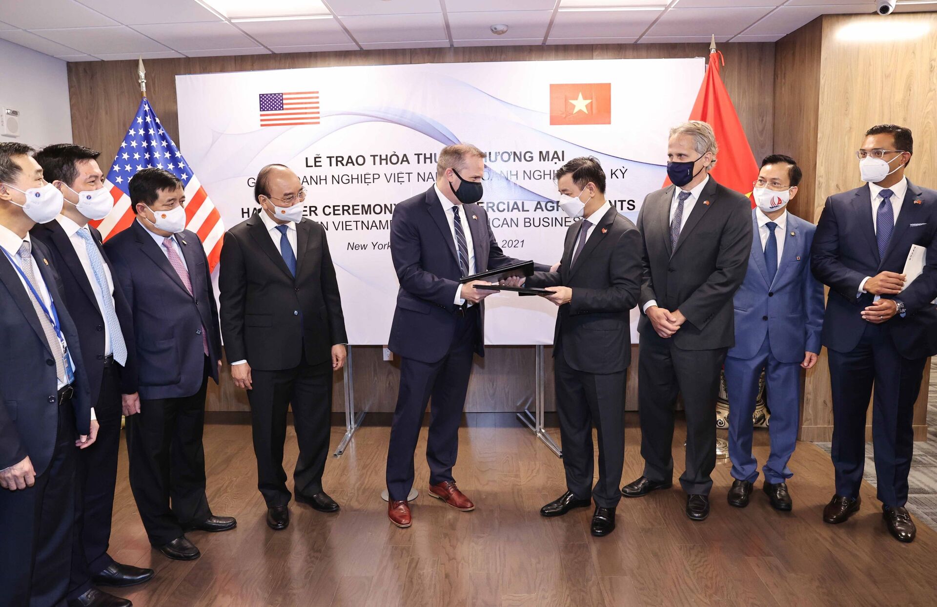 Chủ tịch nước Nguyễn Xuân Phúc chứng kiến Lễ trao Thoả thuận hợp tác giữa các doanh nghiệp Việt Nam và doanh nghiệp Hoa Kỳ - Sputnik Việt Nam, 1920, 05.10.2021