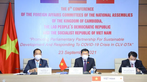 Chủ nhiệm Ủy ban Đối ngoại của Quốc hội Việt Nam Vũ Hải Hà (giữa) với các đại biểu dự tại điểm cầu Hà Nội. - Sputnik Việt Nam