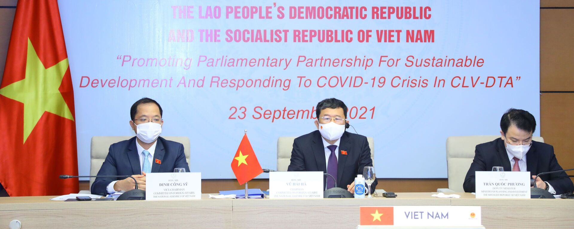 Chủ nhiệm Ủy ban Đối ngoại của Quốc hội Việt Nam Vũ Hải Hà (giữa) với các đại biểu dự tại điểm cầu Hà Nội. - Sputnik Việt Nam, 1920, 23.09.2021