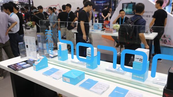 Điện thoại thông minh Honor được trưng bày tại Triển lãm Điện tử Tiêu dùng Quốc tế Thượng Hải, Trung Quốc - Sputnik Việt Nam