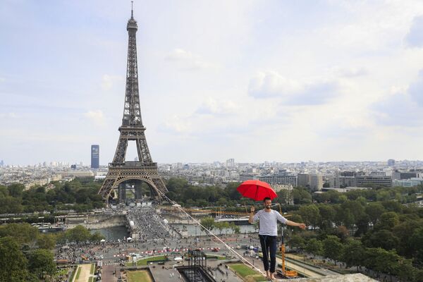 Nghệ sĩ Pháp Nathan Paulin đi trên dây chăng giữa Tháp Eiffel và Nhà hát Chaillot - Sputnik Việt Nam
