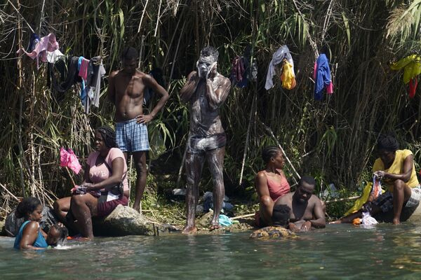 Người di cư Haiti tắm giặt bên bờ sông Rio Grand, Hoa Kỳ  - Sputnik Việt Nam