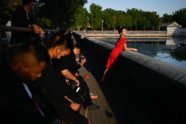 Người phụ nữ tạo dáng chụp ảnh trong Tử Cấm Thành ở Bắc Kinh, Trung Quốc - Sputnik Việt Nam