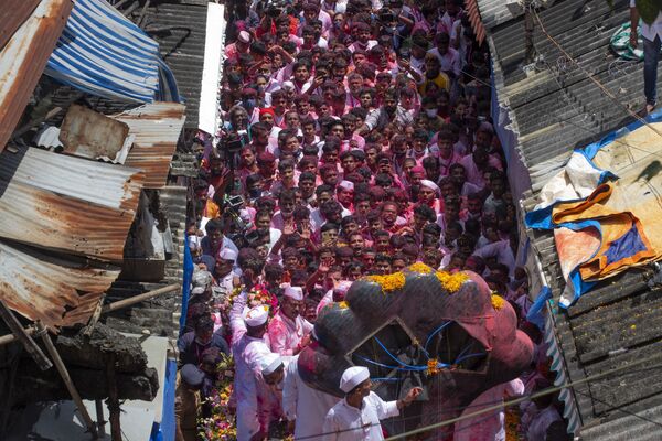 Các thành viên tham gia Lễ hội Ganesh Chaturthi ở Mumbai, Ấn Độ - Sputnik Việt Nam