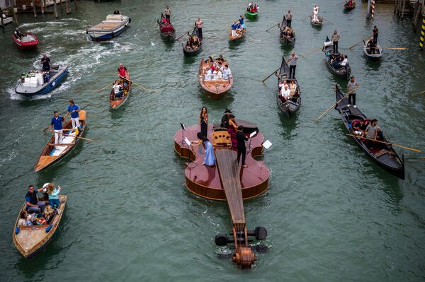 «Cây vĩ cầm của Noah» - con thuyền hình đàn vĩ cầm khổng lồ của điêu khắc gia Venice Livio De Marchi trên kênh đào Grand Canal ở Venice, Ý - Sputnik Việt Nam