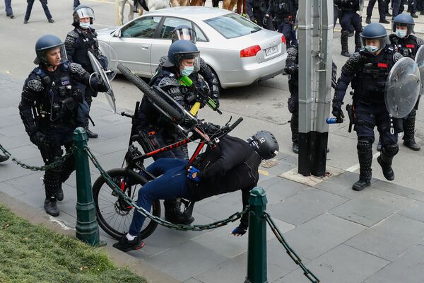 Cảnh sát bắt giữ người biểu tình chống hạn chế vì coronavirus ở Melbourne, Australia  - Sputnik Việt Nam