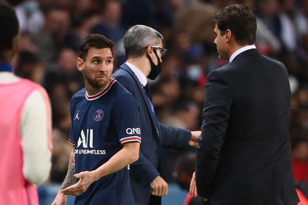 Danh thủ Lionel Messi rời sân cỏ sau khi trao đổi với HLV Mauricio Pochettino của đội PSG trong trận đấu ở Paris - Sputnik Việt Nam