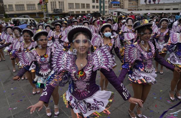 Các vũ công trong lễ hội «El Caporal» ở La Paz, Bolivia - Sputnik Việt Nam