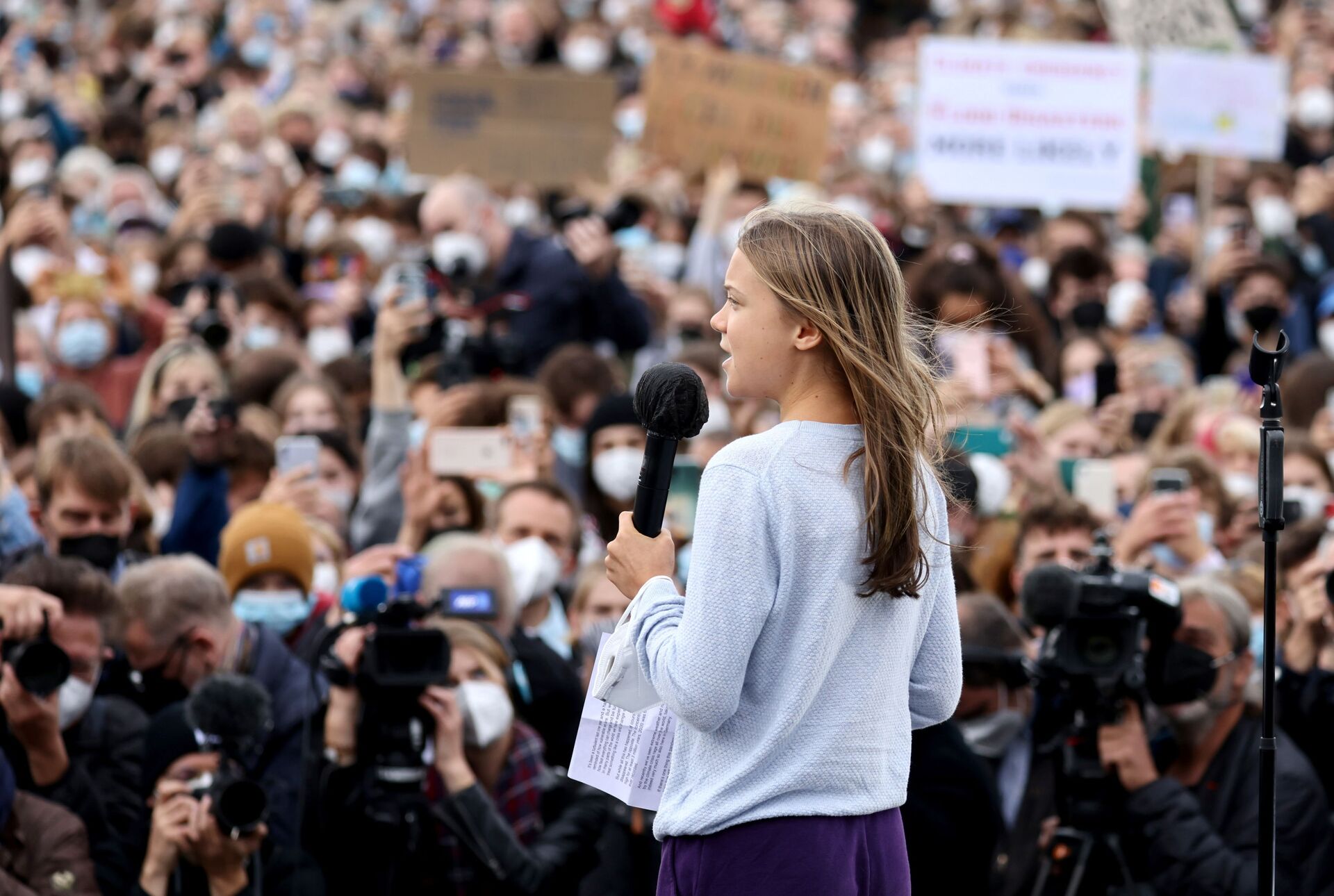 Nhà hoạt động môi trường Greta Thunberg phát biểu trong cuộc mit tinh bảo vệ khí hậu toàn cầu ở Berlin, Đức - Sputnik Việt Nam, 1920, 05.10.2021