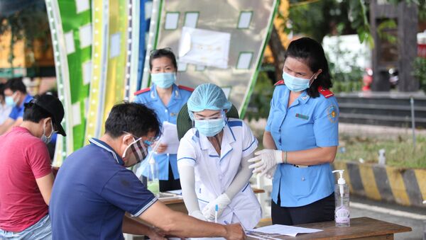 Các tài xế khai báo y tế và các thủ tục cần thiết trước khi vào địa phận tỉnh Tây Ninh - Sputnik Việt Nam