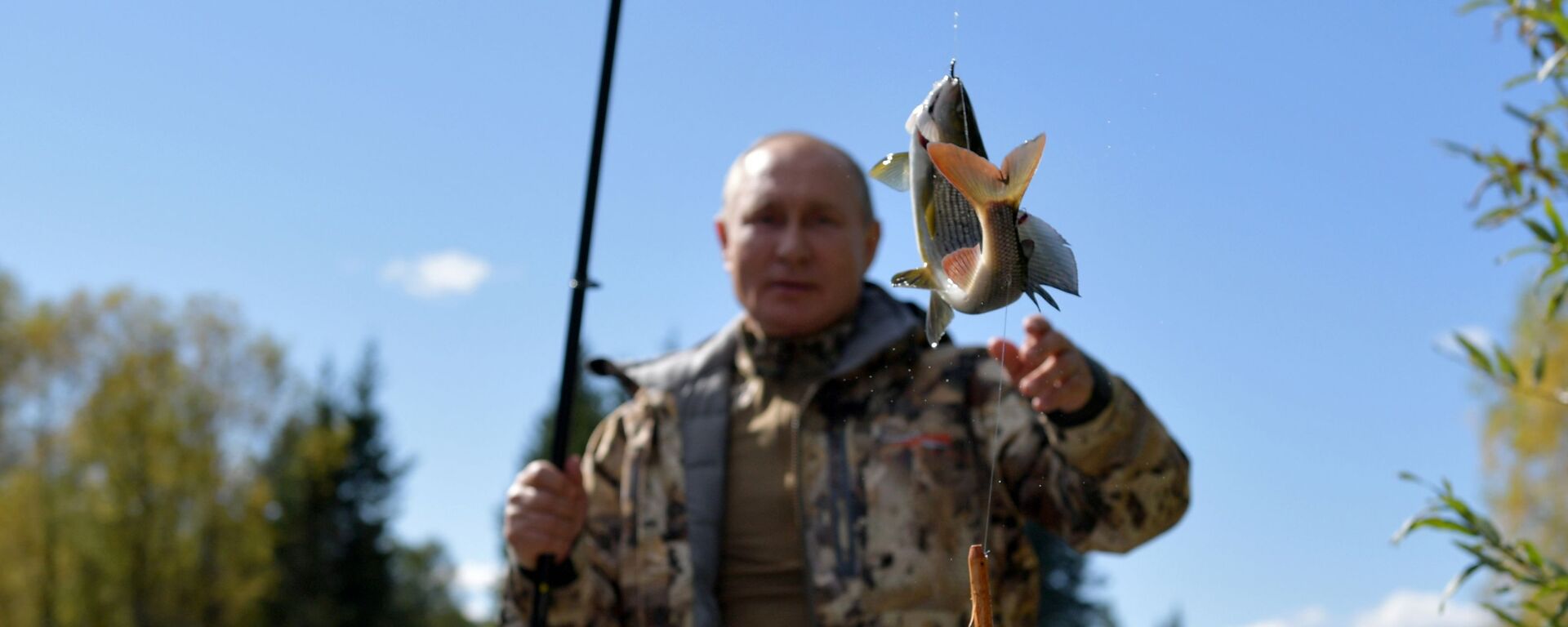 Trong thời gian kỳ nghỉ ở Siberia, Tổng thống Nga Vladimir Putin cùng với Bộ trưởng Quốc phòng Sergei Shoigu đã qua đêm giữa rừng taiga. - Sputnik Việt Nam, 1920, 26.09.2021