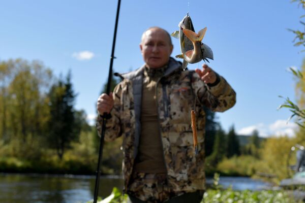 Trong thời gian kỳ nghỉ ở Siberia, Tổng thống Nga Vladimir Putin cùng với Bộ trưởng Quốc phòng Sergei Shoigu đã qua đêm giữa rừng taiga. - Sputnik Việt Nam