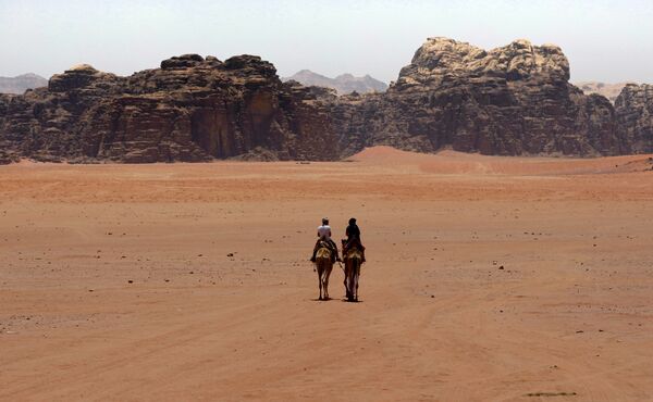 Du khách ở sa mạc Wadi Rum, miền nam Jordan - Sputnik Việt Nam