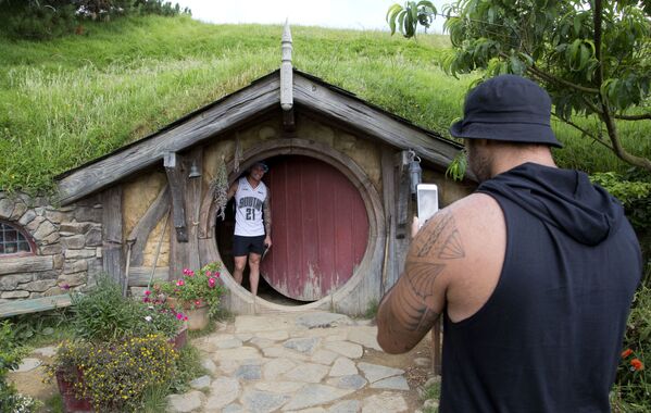Du khách chụp ảnh kỷ niệm chuyến tham quan nơi dựng phim «The Hobbit», New Zealand - Sputnik Việt Nam