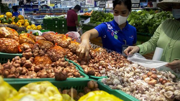 Nhân viên siêu thị Co.op Mart Rạch Giá lựa chọn đồ cho khách đặt hàng trực tuyến. - Sputnik Việt Nam