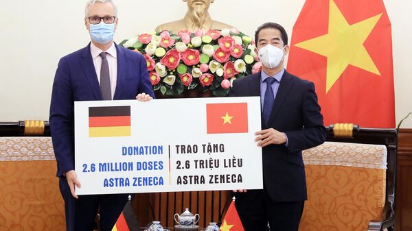 Thứ trưởng Ngoại giao Tô Anh Dũng tiếp nhận tượng trưng 2,6 triệu liều vaccine AstraZeneca từ Đại sứ Đức tại Việt Nam Guido Hildner. - Sputnik Việt Nam