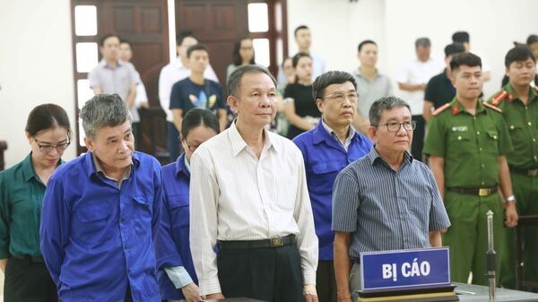 Nguyên Tổng Giám đốc BHXH Việt Nam Nguyễn Huy Ban (áo trắng) tại phiên toà xét xử ngày 25/9/2019. - Sputnik Việt Nam